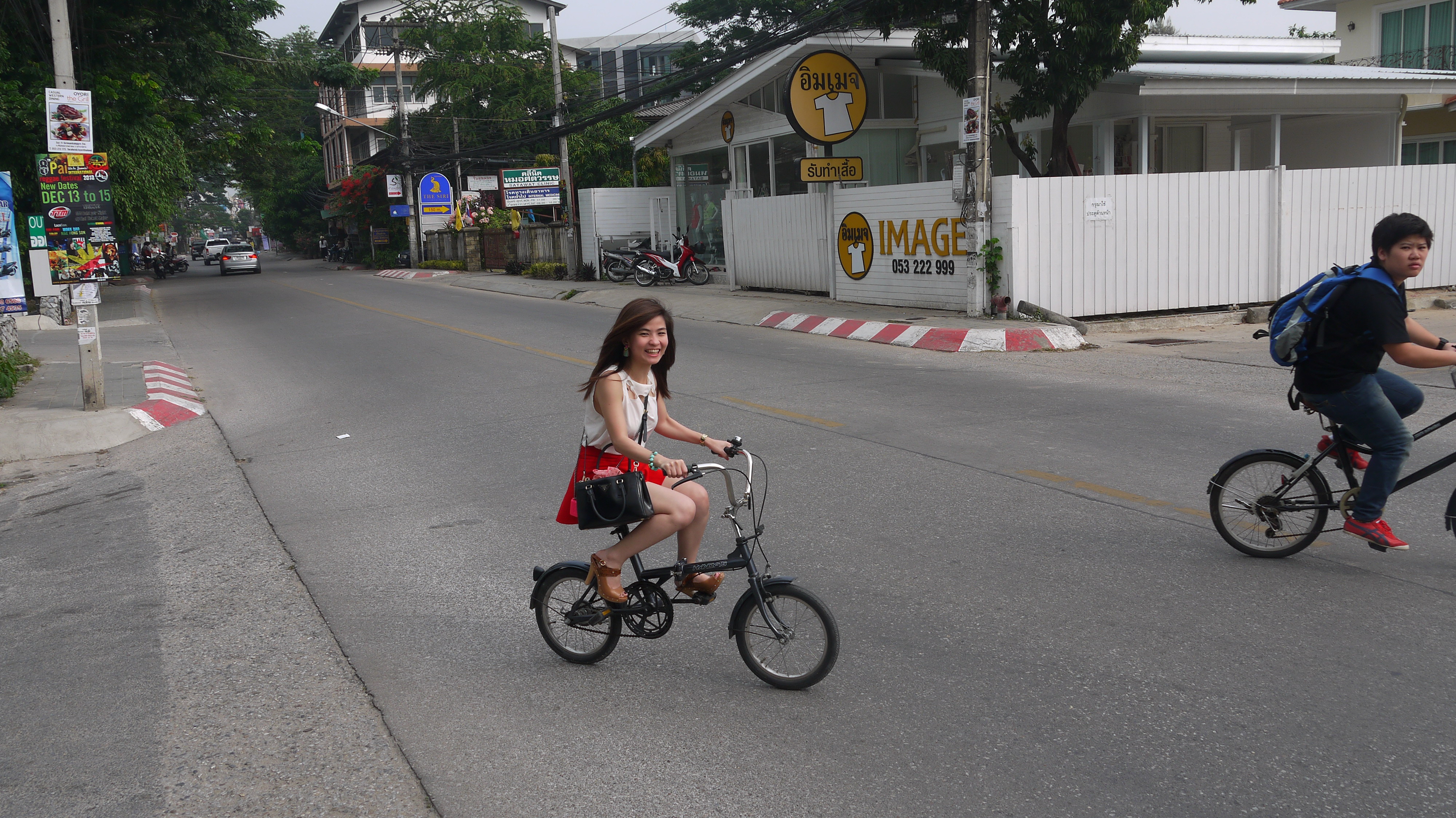骑自行车的小美女视频